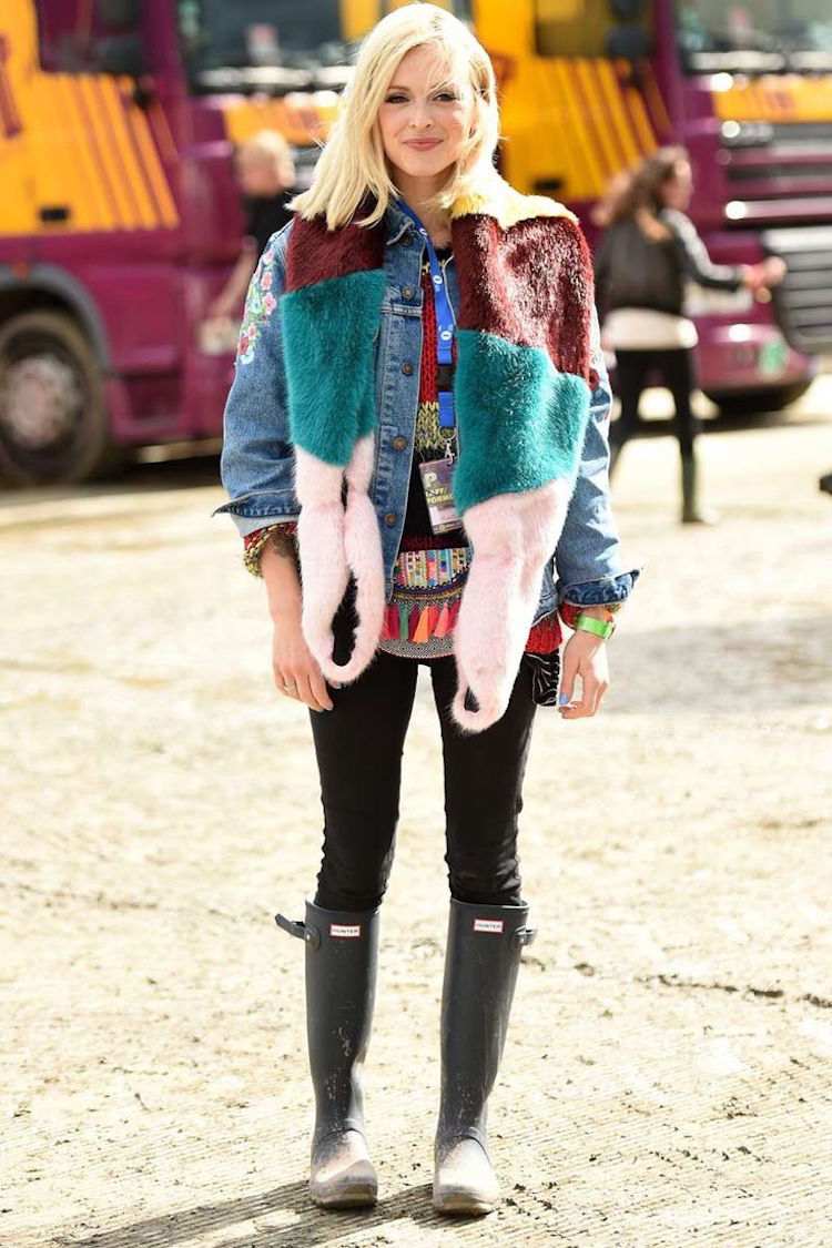 Oblečte si farebné oblečenie cez festivalový outfit festival-look-móda-dážď-gumáky-kožušinovej farby