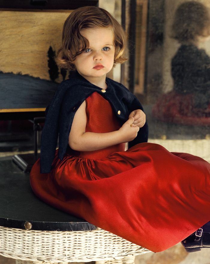 Sladká detská móda na Vianoce - dlhé červené šaty roztomilé slávnostné dievča z detskej módy Ralph Lauren