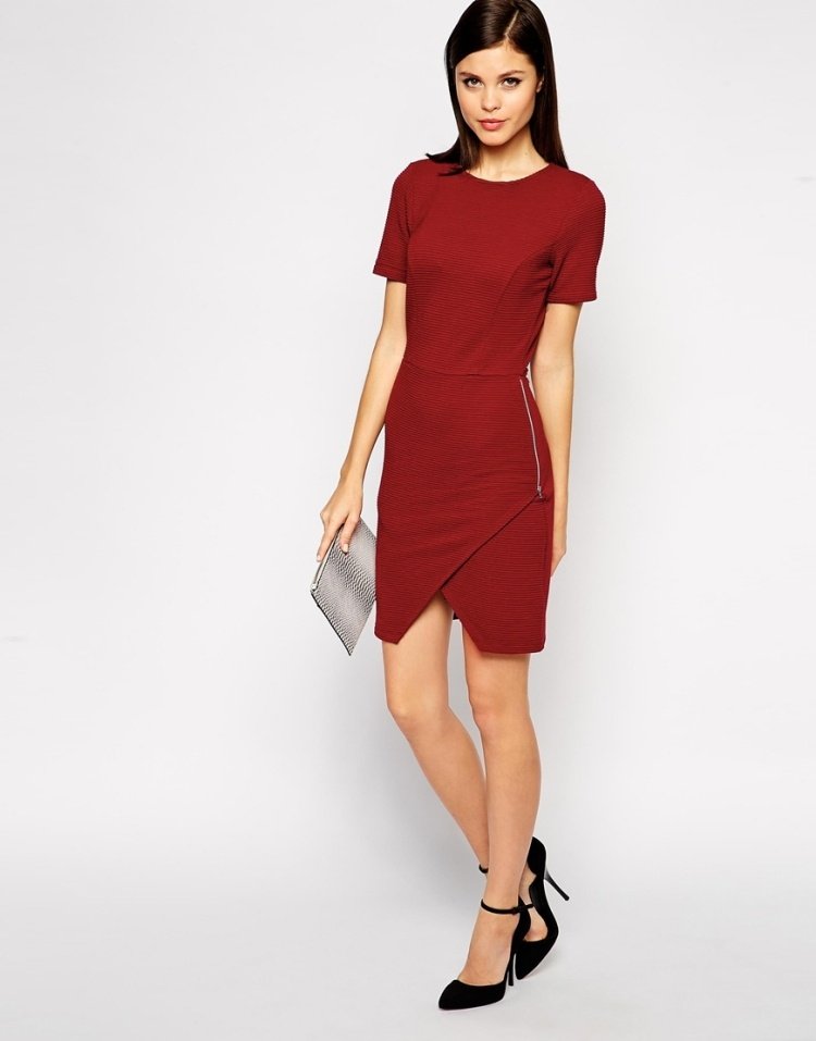 Obrázok-objímanie-šaty-rebrovaný vzor-asymetrický lem-červená