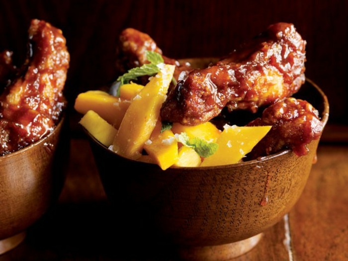 Kuracie stehná v thajskom štýle so zemiakmi ako vianočná večera vyprážané kuracie stehná so zemiakmi