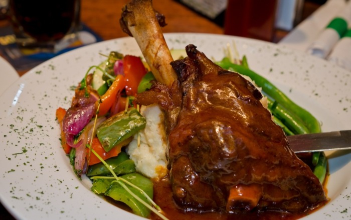 Sviatočné vianočné recepty Jahňacie stehná s omáčkou Jahňacie stehná s restovanou zeleninou