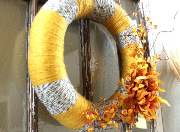 Nápady na dekoráciu priadze na jesenný veniec