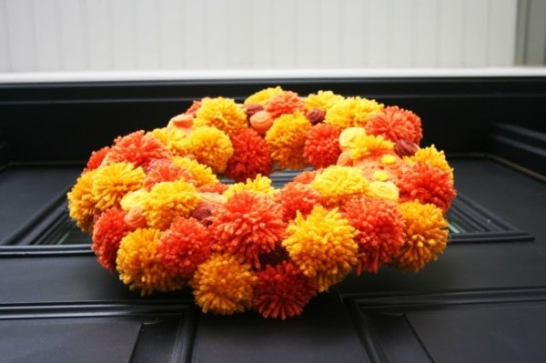 priadza-pom-pom-dvere-veniec