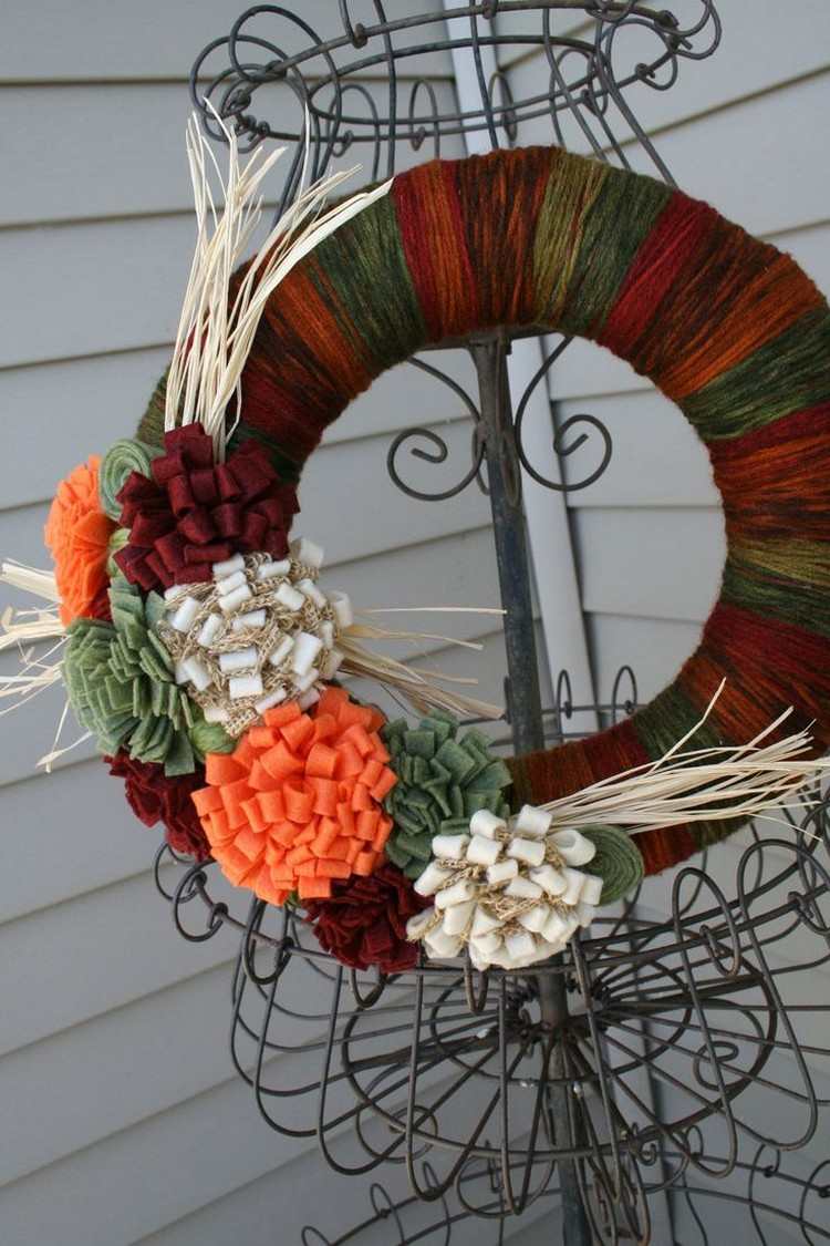 Urob si sám-urob si-jesenný veniec-červeno-zeleno-priadza-plsť-kvety