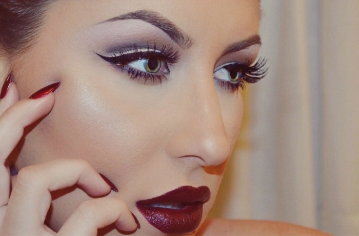 bordové pery svetlá koža dymové oči šik-líčenie-nápady-plné pery