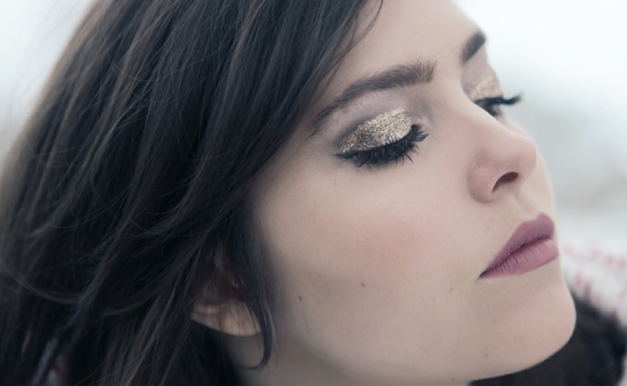 Trblietavé líčenie so zlatými akcentmi Taupe color rúž trblietavá farba