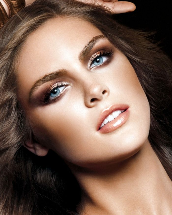 líčenie hnedých pier a dymových očí s lícenkami štýlové-vianočné líčenie