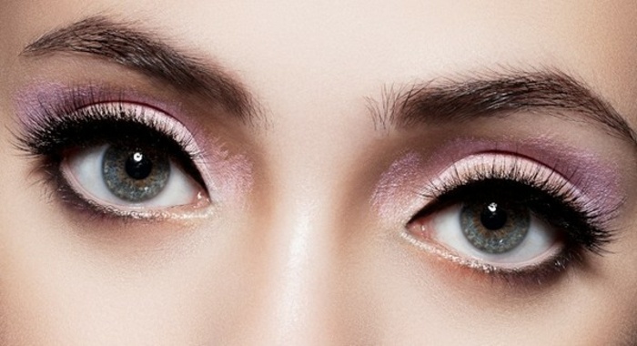 ružové kútiky očí akcenty zlatej farby Výučba líčenia očí Smokey