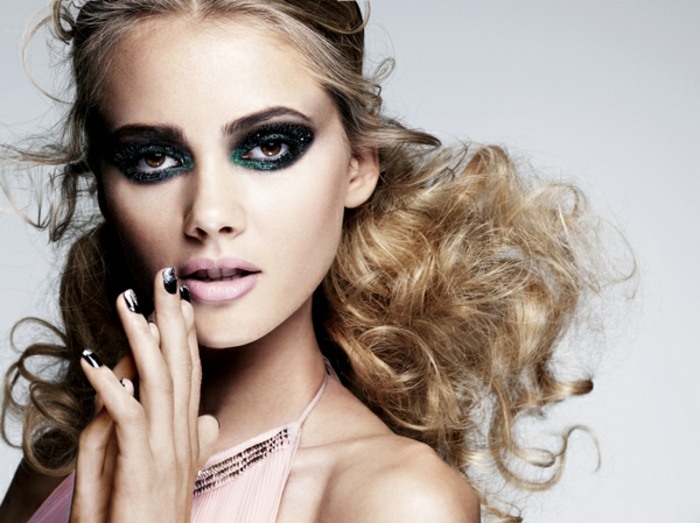 Oči upírov vyzerajú s tmavozelenou Make-up-s-trblietkami-tmavozelená