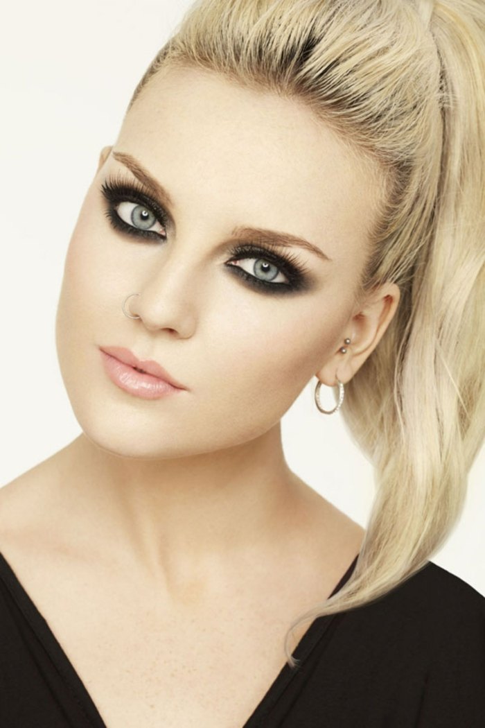 Svetlá pokožka a blond vlasy s nahým pohľadom, perami, čiernymi očami, mejkapom svetlé oči-čierne-make-up-smoney-oči