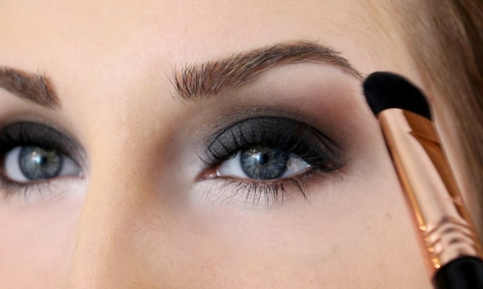 Dymové oči so sivou a svetlo purpurovou svetlé oči-so-sivým-make-upom