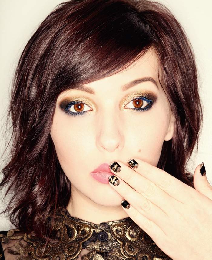 Smokey eyes so zlatou farbou vo vnútornom kútiku oka na párty-alebo-na-Vianoce-zlato-s-trblietavým líčením