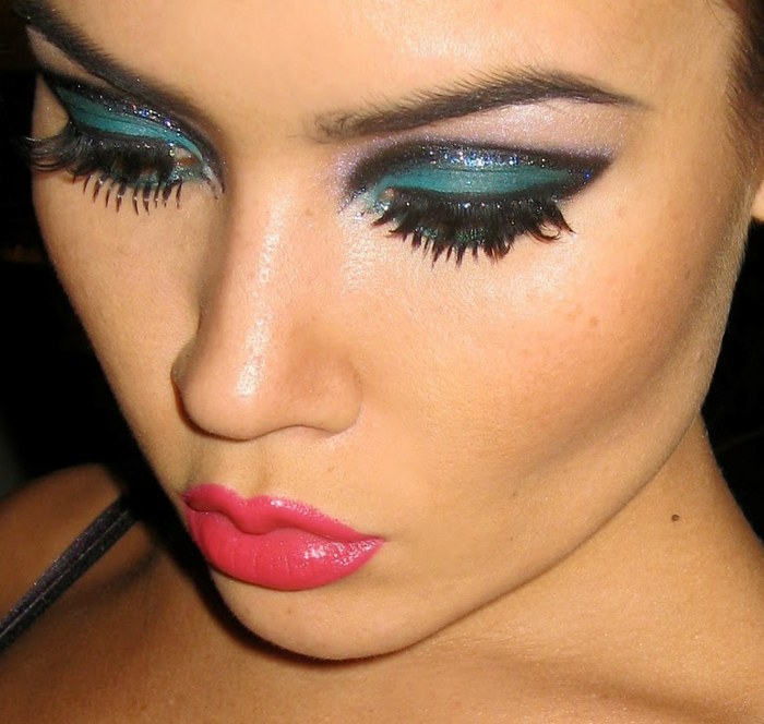 dramatický pohľad s plnými perami dramatické oči a makeup na Vianoce