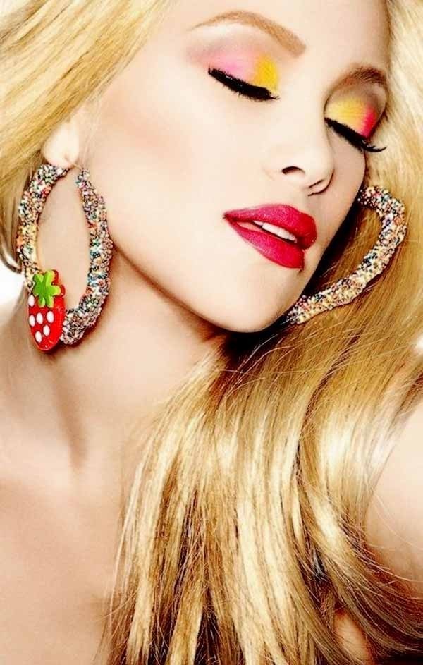 Líčenie Módne nápady na účes-Blonďavý Silvester-Slávnostné šperky na krk