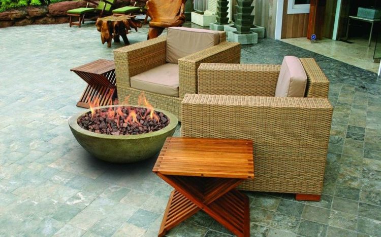Moderný nábytok do ohniska a ratanu Požiarne misy do záhrady betón-ratan-béžový-bočný stolík-drevo