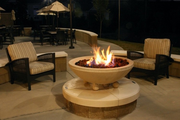 Stredomorská záhrada s kamenným ohniskom ohnivé misy-na-záhradu-stredomorské-vkus-kameň-biele kreslo