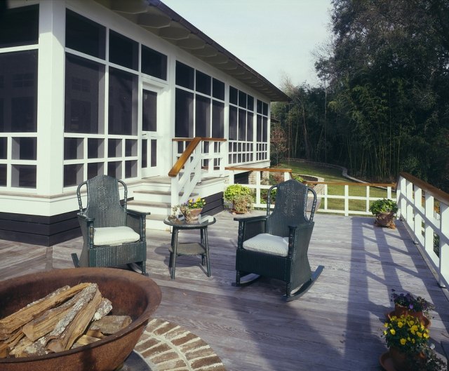 Ohnivé misy do záhrady rustikálne detaily romantický táborák rustikálne detaily romantika táborák priatelia rodina sedieť spolu