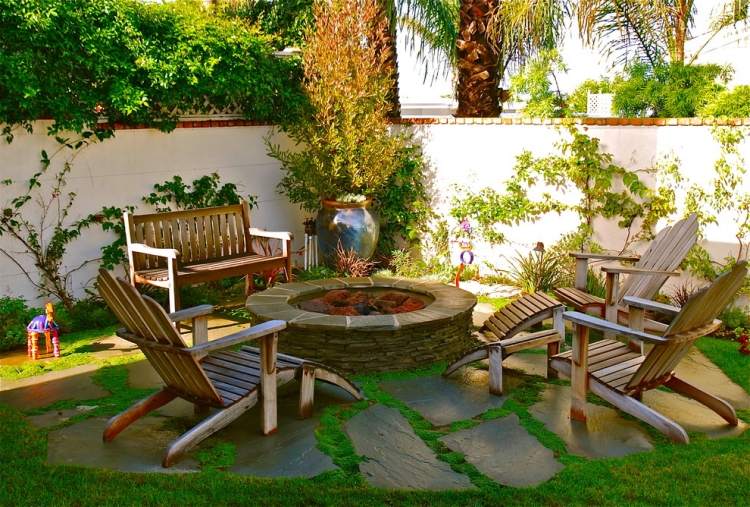 stavba krbu-záhrada-okrúhle-kamenné dosky-teakové sedenie
