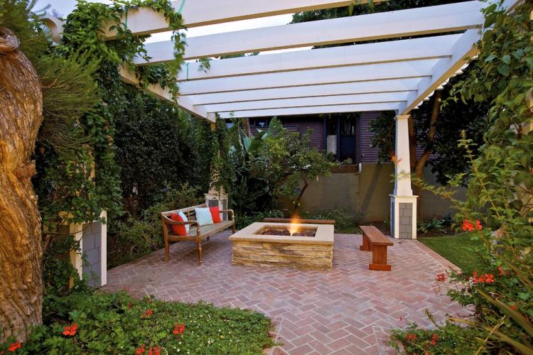 Ohnisko v záhrade -stavba-plynové-dosky z prírodného kameňa-ochrana súkromia-popínavé rastliny-pergola