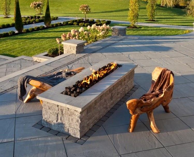 otvorený krb-záhrada-plyn-pálený-lavica zo skutočného dreva