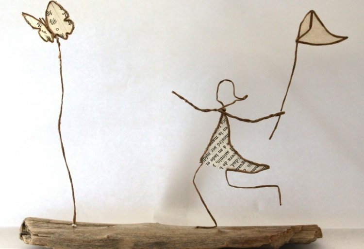 Dievča sa pokúša chytiť motýľa