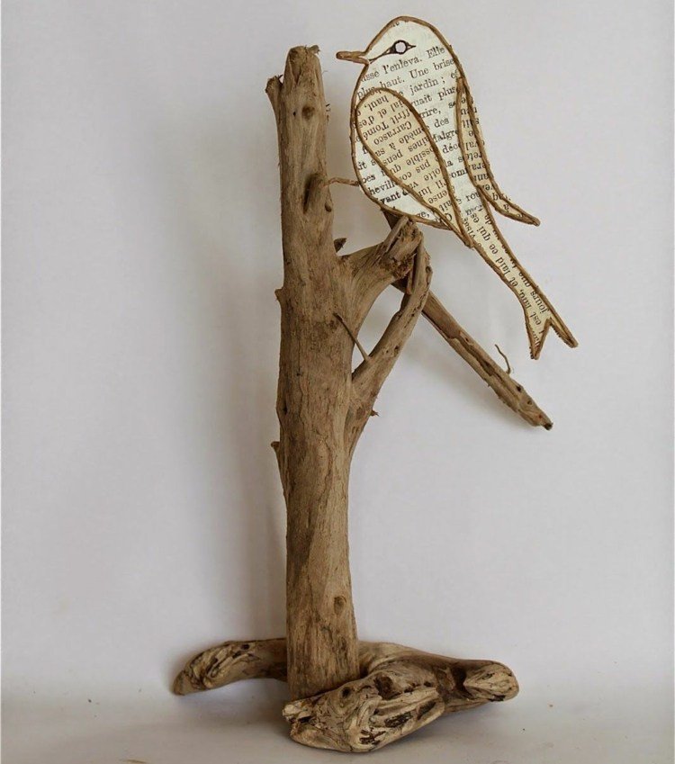 Vták na vetve naplaveného dreva v neutrálnych a prírodných farbách