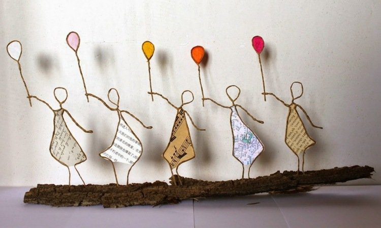 Dievčatá s oblečením a farebnými balónikmi z farebného papiera