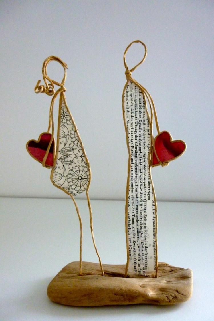 Muž a žena sú zamilovaní a chcú si navzájom dať srdce