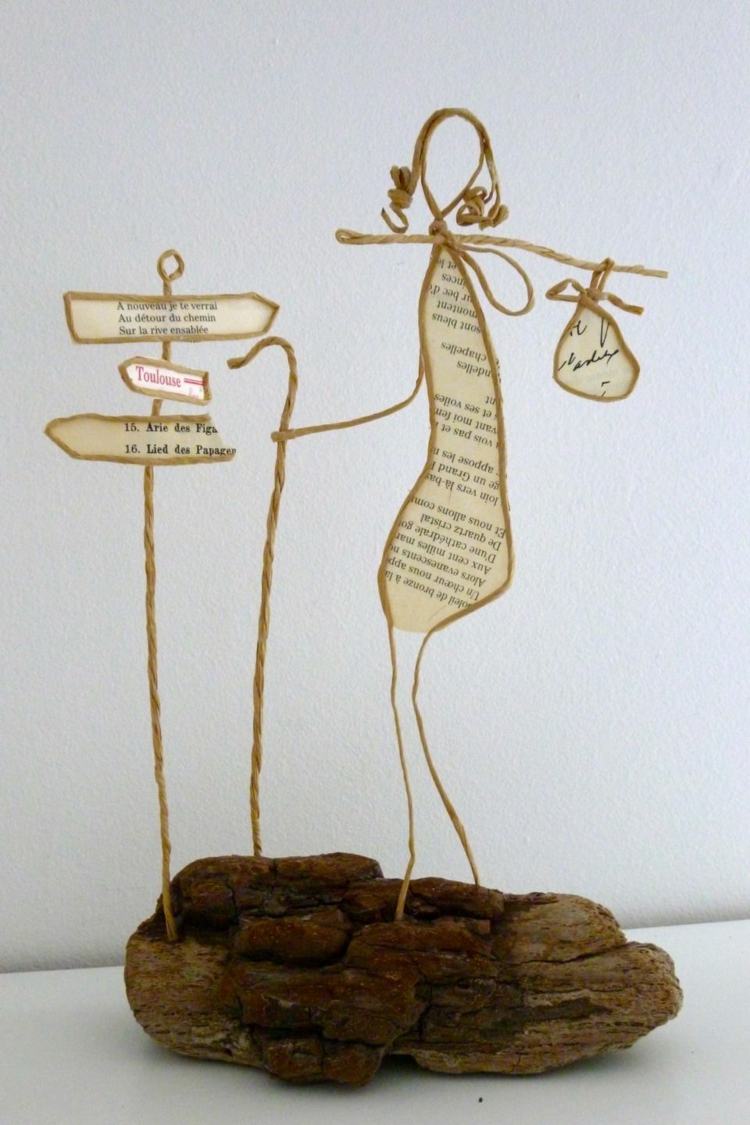 Cestujúce dievča s kučerami papierového drôtu