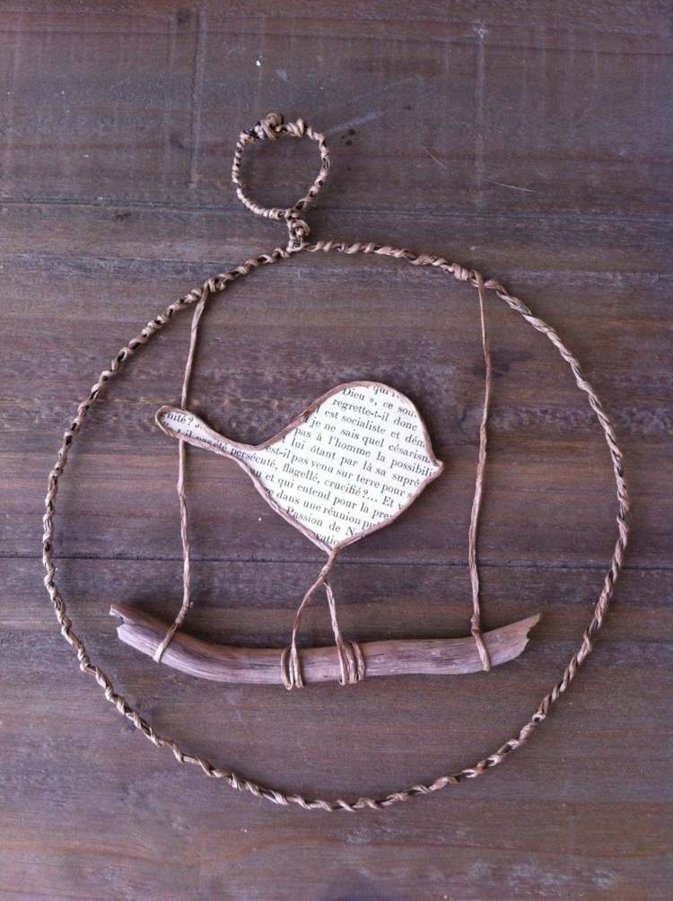 Domáci mobil z drôteného kruhu a vtáka