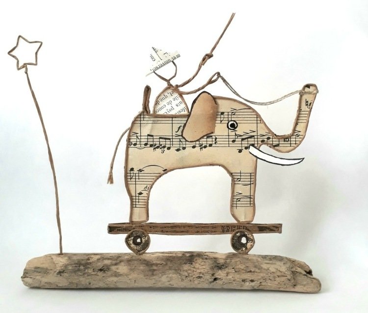 Vtipný slon ako vagón na kúsku naplaveného dreva