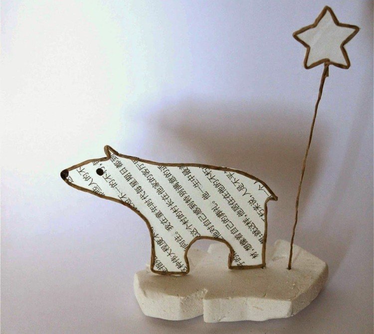 Roztomilý ľadový medveď na ľadovej kryhe