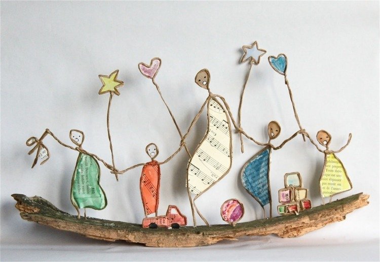 Matka so svojimi deťmi v jasných farbách