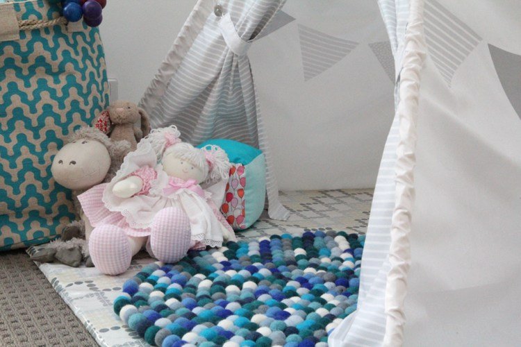 Vyrobte si svoj vlastný guľatý plstený koberec - návod Felt-ball-carpet-round-do-it-yourself-blue-white-mat
