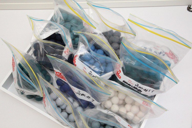 Zoraďte všetky plstené gule podľa farby Felt-ball-carpet-round-do-it-yourself-instructions-make-balls-buy