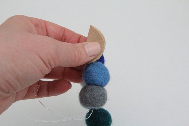 Opravte jeden koniec plstenej guľôčkovej reťaze Felt-ball-carpet-round-do-it-yourself-instructions-diy-tips