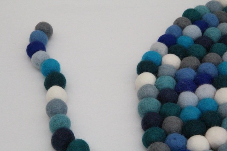 vyrobte si sami krásny koberec z plsti Felt-ball-carpet-round-do-it-yourself-instructions-link