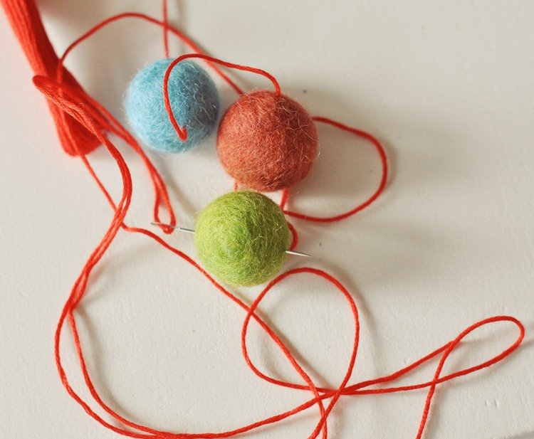 Najprv sa naučte vyrábať reťaz z plstených guličiek Felt-ball-carpet-round-do-it-yourself-chain-garland-color