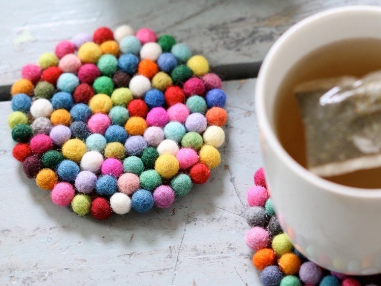 Kutilská tácka pre domácich majstrov vyrobená z plstených guličiek Felt-ball-round-do-it-yourself-cup-podložky pod poháre-bytové doplnky