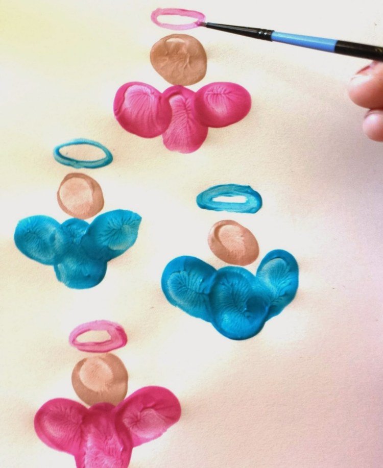 odtlačky prstov-obrázky-anjeli-vianoce-čas-nápady na kutilstvo-ružovo-modré