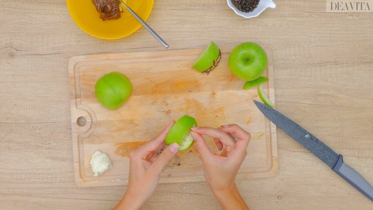 Prstová výživa pre deti monštrum z jablkovej čokolády a slnečnicových semien