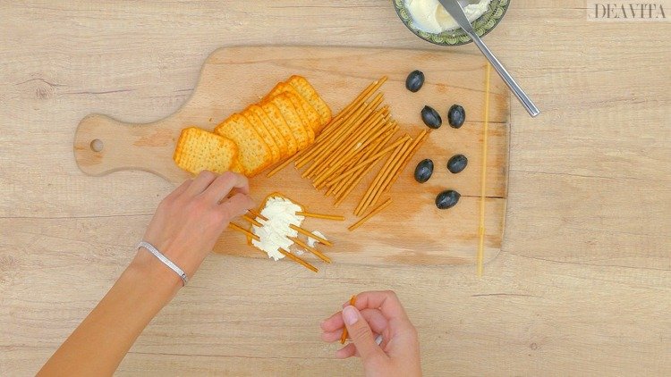 finger food deti pavúk oválny kreker smotanový syr