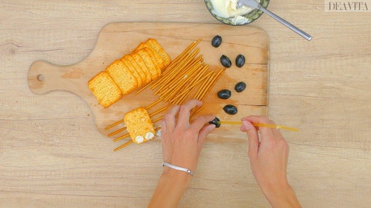 finger food deti pavúk smotana syr olivy oči