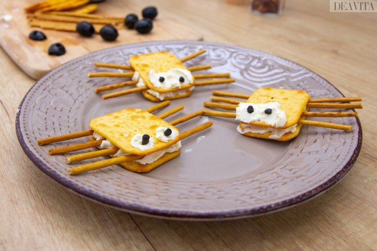 Prstové jedlo pre deti točí krekry so soľnými tyčinkami