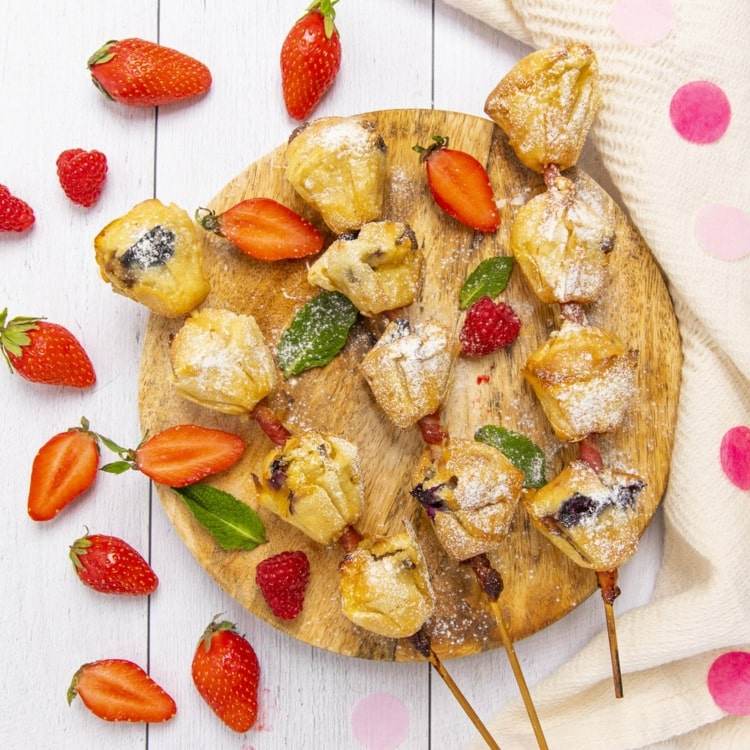 Raňajky na prstoch - palacinkové špízy s fašírkami, slaninou, čučoriedkami a javorovým sirupom