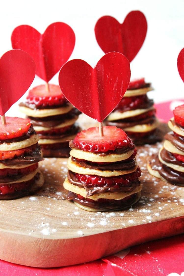 Palacinky ako raňajky na prst s Nutellou a jahodami na Valentína