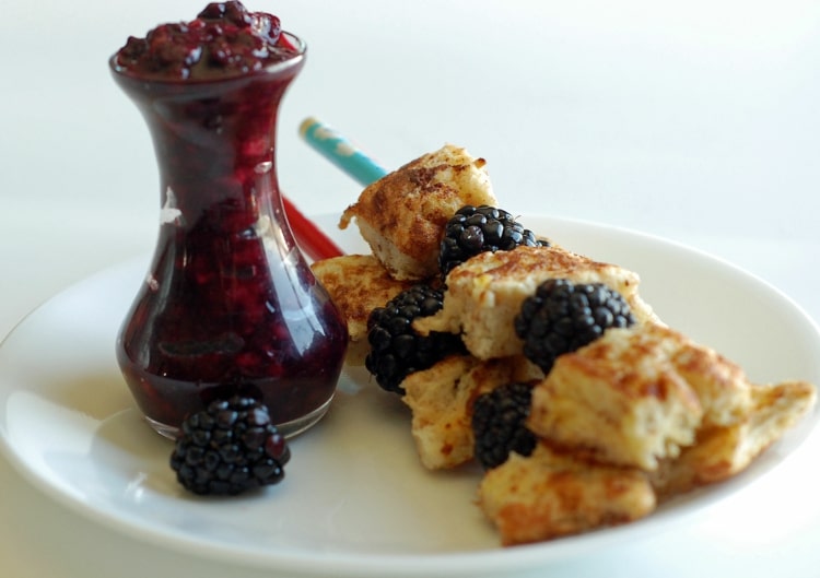 Ostružinový francúzsky toast s černicovou omáčkou si pripravte pre deti sami