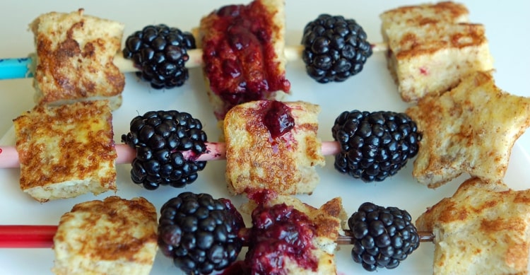 Nápad na francúzsky toast na špajdle s bobuľami alebo iným ovocím