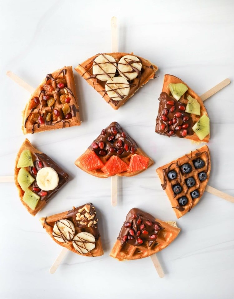 Vafle na špajdle s čokoládou, kivi, čučoriedkami, banánmi, granátovým jablkom, grapefruitom a orechmi