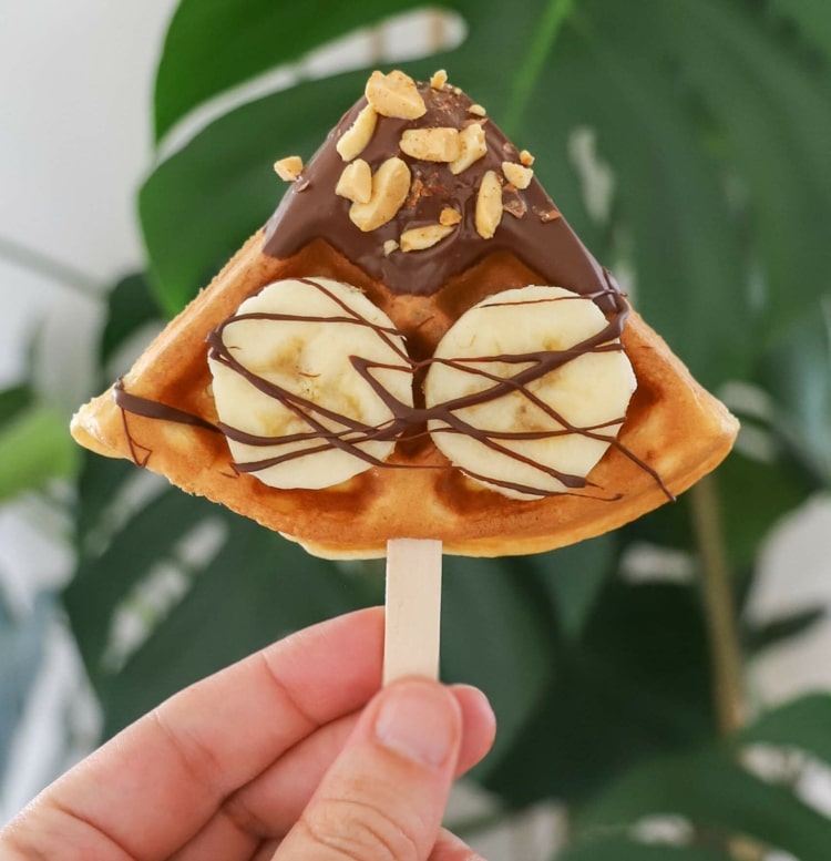 Vafle nakrájané na špajle na nanuky a navrch dajte čokoládu, banán a arašidy